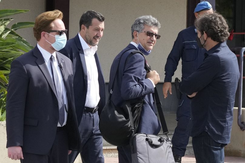 وزير الداخلية السابق ماتيو سالفيني يظهر بين الأشخاص المجتمعين خارج محكمة باليرمو، إيطاليا، السبت 23 أكتوبر 2021.