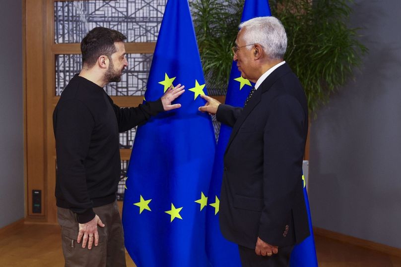 Le président du Conseil européen Antonio Costa, en compagnie du président ukrainien Volodymyr Zelensky
