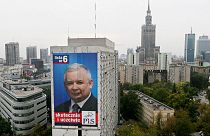 Un grande manifesto della campagna elettorale del partito Diritto e Giustizia (PiS) raffigurante il primo ministro polacco Jaroslaw Kaczynski è visibile nel centro di Varsavia, Polonia, lunedì 8 ottobre 2007.