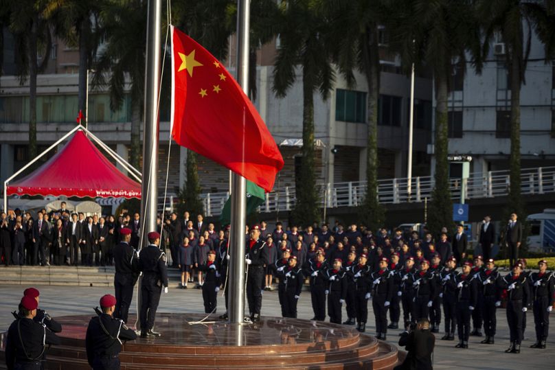 Cerimonia dell'alzabandiera in occasione del 25° anniversario del trasferimento della sovranità di Macao dal Portogallo alla Cina, a Macao