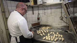 Il panettiere francese Arnaud Delmontel prepara croissant al burro e pains au chocolat nella sua panetteria a Parigi