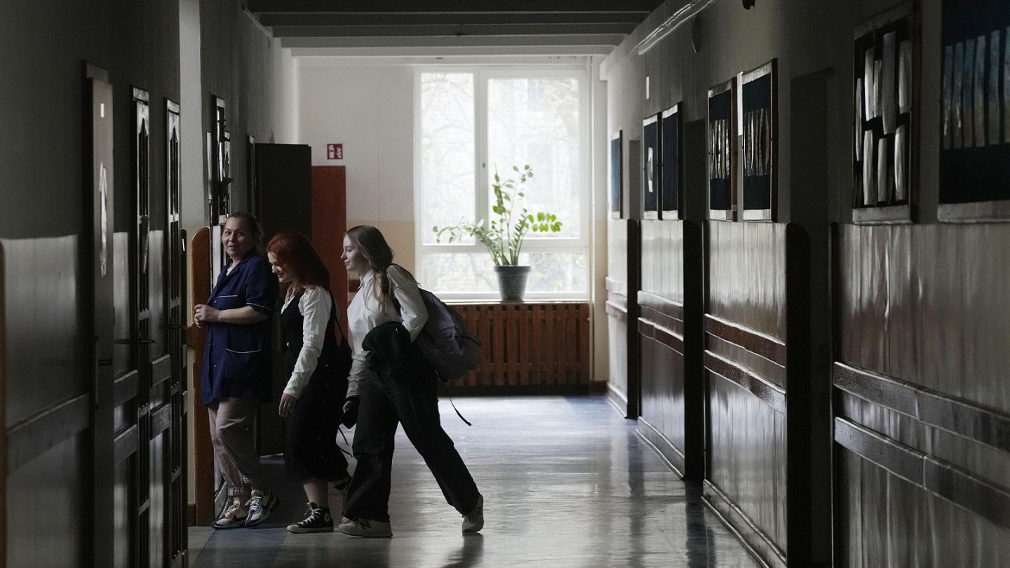 Poland introduces mandatory firearms training for schoolchildren amid  Russia threat | Euronews