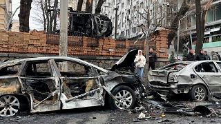 Auto distrutte dopo un attacco russo a Kiev, in Ucraina, 20.12.2024