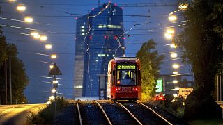 Imagen de un tranvía cerca de la sede del Banco Central Europeo en Fráncfort del Meno, Alemania.