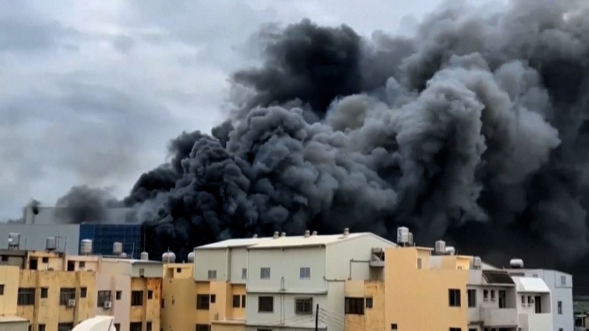 No Comment : impressionnantes images d'un entrepôt en feu à Taïwan