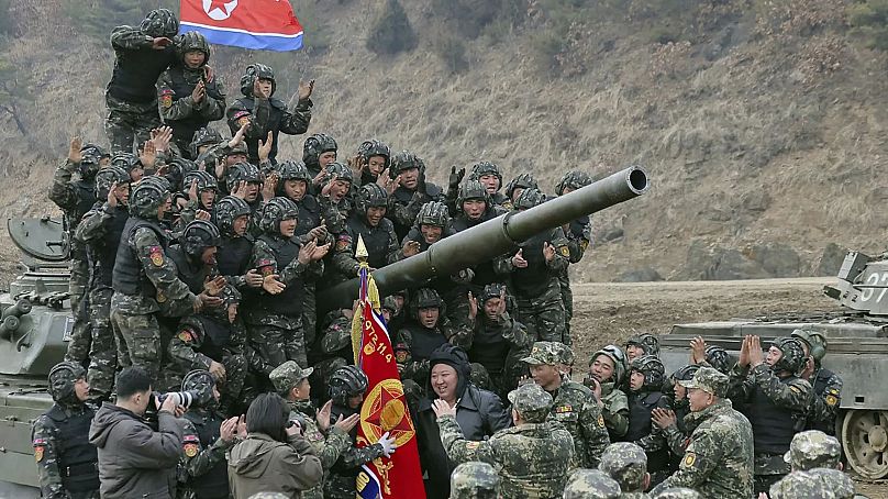 Kim Dzsognun katonák között