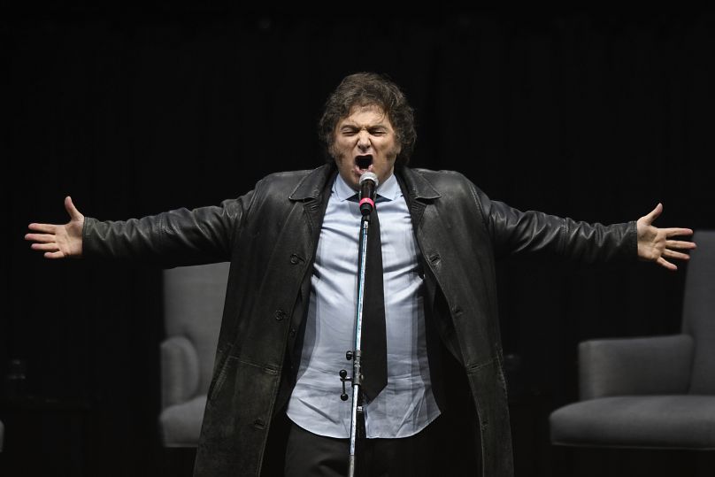 الرئيس الأرجنتيني خافيير ميلي يغني في فعالية ترويجية لكتابه الجديد في بوينس آيرس، الأرجنتين، 22 مايو 2024