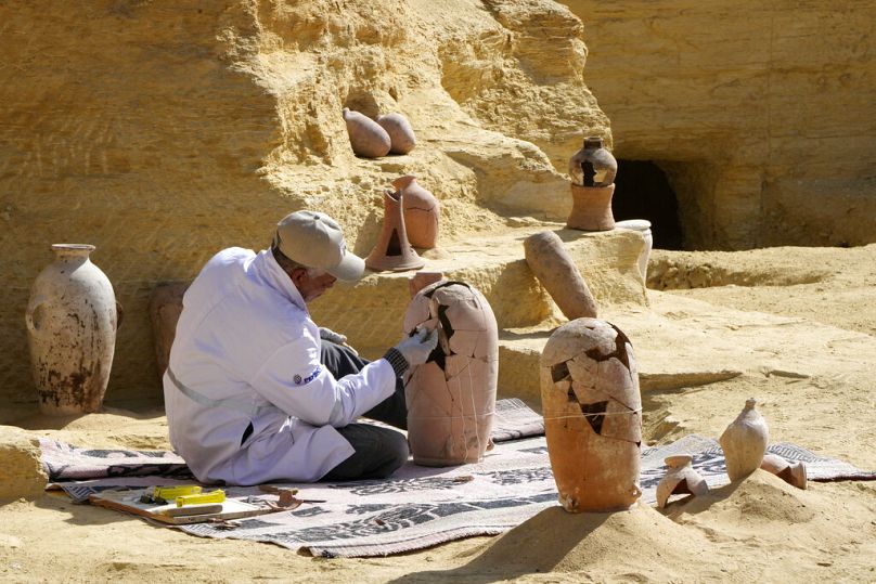 عالم آثار مصري يعيد ترميم فخار تم اكتشافه حديثًا في موقع هرم زوسر المدرج في سقارة، على بعد 24 كم جنوب غرب القاهرة، مصر.