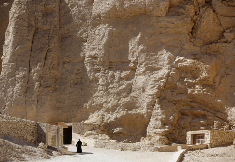 حارس آثار مصري يقف في وادي الملوك في الأقصر، مصر.