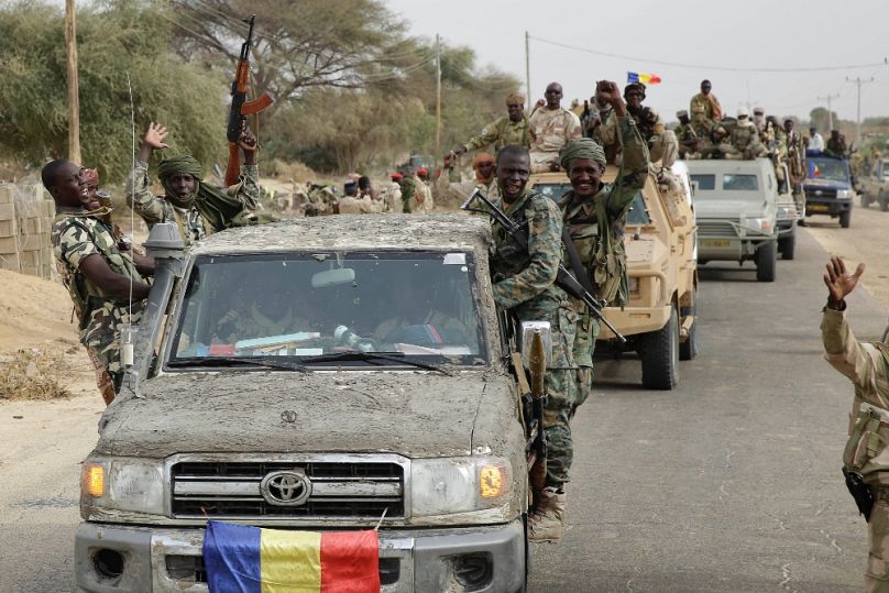 Újságírók csádi katonák kíséretében utaztak a Boko Haram nigériai vérengzésének helyszínére, 2015 márciusában