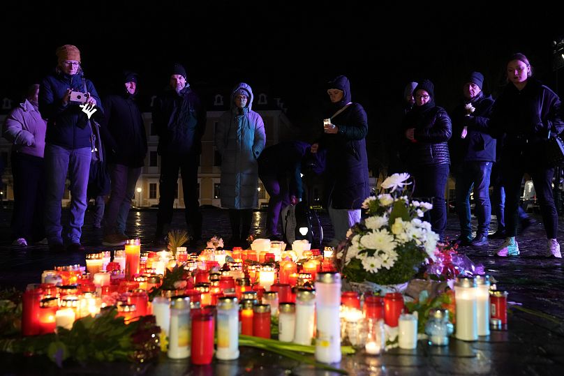 Menschen zünden nach einem Gedenkgottesdienst am 21. Dezember Kerzen vor dem Magdeburger Dom an.