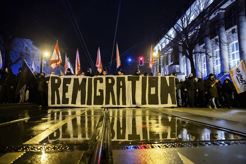 La scritta “Remigrazione” su uno striscione durante una manifestazione di gruppi di destra a Magdeburgo, 21 dicembre 2024