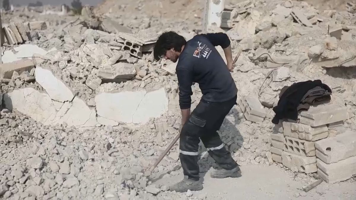 "نحفر للعثور على بلاط المنزل".. سوريون يعودون إلى منازلهم المدمرة بعد سنوات من النزوح