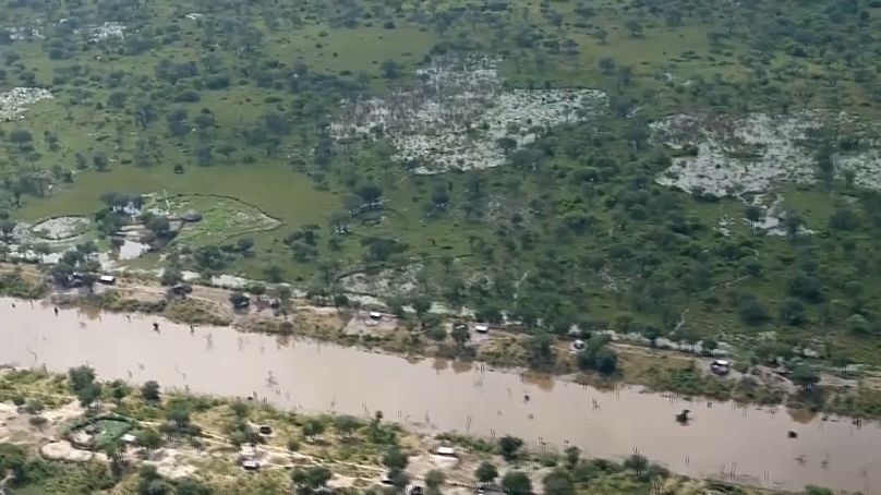 صورة جوية تُظهر المناطق المتضررة من الفيضانات في جنوب السودان، حيث غمرت المياه القرى والمنازل، مما أدى إلى نزوح آلاف الأشخاص من مناطقهم.