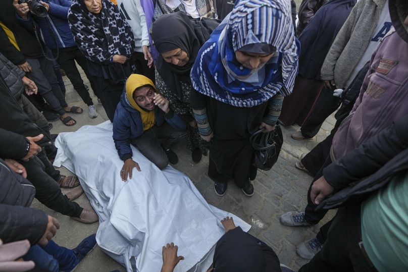 Cuerpo de una víctima de un ataque israelí a punto de ser enterrado frente al Hospital de los Mártires de Al-Aqsa, en Deir al-Balah, domingo 22 de diciembre de 2024.