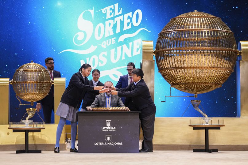I bambini della scuola di San Ildefonso durante l'estrazione della lotteria “El Gordo”, in Spagna (22 dicembre 2024)
