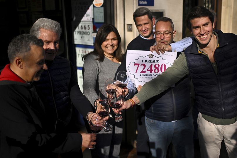 Nel negozio di Logroño in Spagna, dove sono stati venduti i biglietti vincenti della lotteria El Gordo, si celebra il succcesso (22 dicembre 2024)