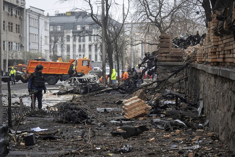 Un policía comprueba los daños sufridos tras los ataques rusos en Kiev, el 20 de diciembre de 2024.