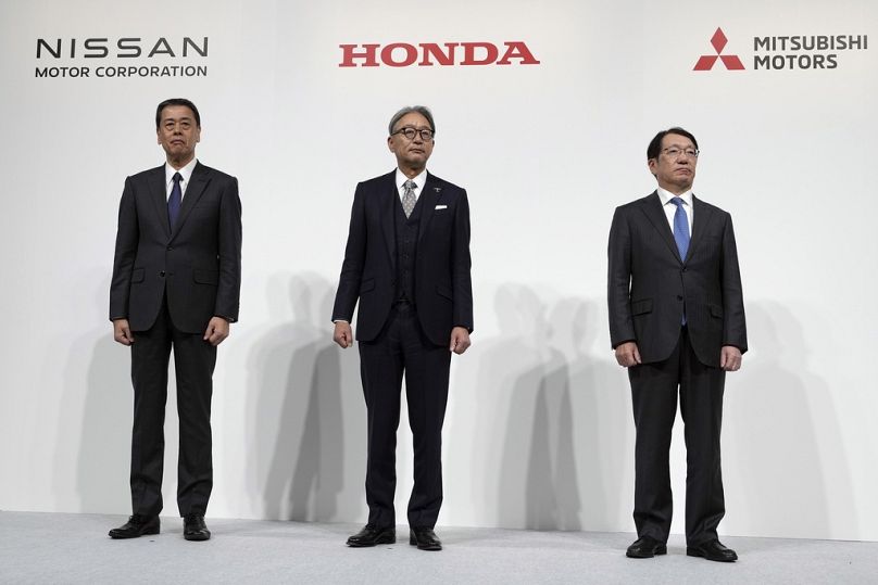 Ο διευθύνων σύμβουλος της Nissan Makoto Uchida, αριστερά, ο διευθύνων σύμβουλος της Honda Toshihiro Mibe, κέντρο, και ο Takao Kato, διευθύνων σύμβουλος της Mitsubishi Motors, 