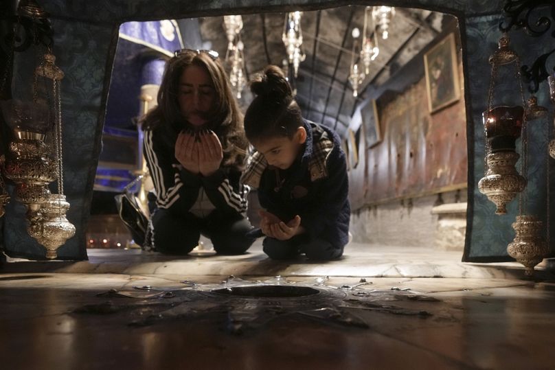 مصلون في كنيسة المهد قبل عيد الميلاد في مدينة بيت لحم 17 كانون الأول ديسمبر 2024