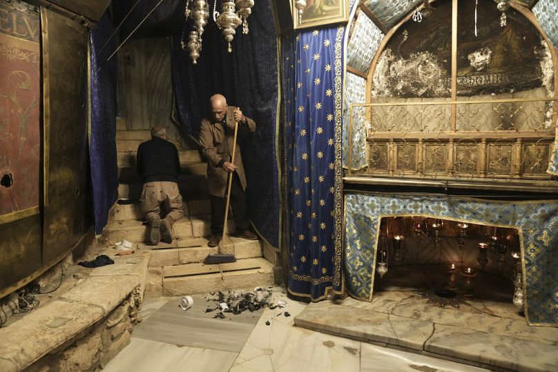 عمال في كنيسة المهد قبل عيد الميلاد في مدينة بيت لحم 17 كانون الأول ديسمبر 2024