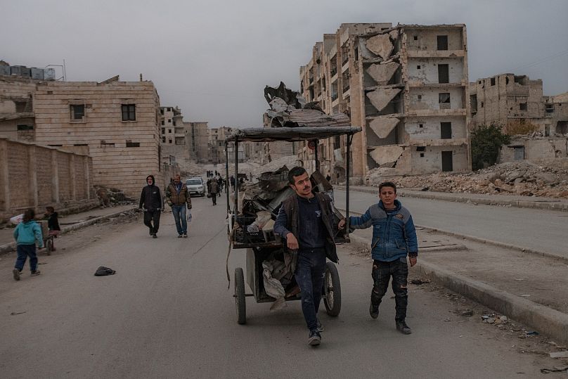 I residenti si destreggiano nella vita quotidiana tra le rovine di Aleppo