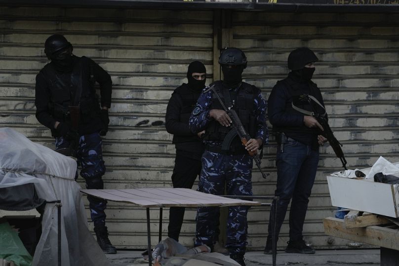 ضباط من السلطة الفلسطينية يحملون أسلحتهم بينما تنفذ قوات الأمن الفلسطينية في مخيم جنين للاجئين في الضفة الغربية المحتلة 16 كانون الأول ديسمبر 2024