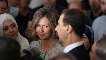 FILE PHOTO - Syriens First Lady Asma Assad, links, hört ihrem Ehemann, dem syrischen Präsidenten Bashar Assad, zu, während er zu den Medien in Douma, Syrien, spricht, 26. Mai 2021.