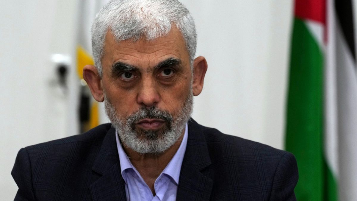 وول مارت تبيع قمصانا عليها صورة السنوار وإسرائيل تستشيط غضبا