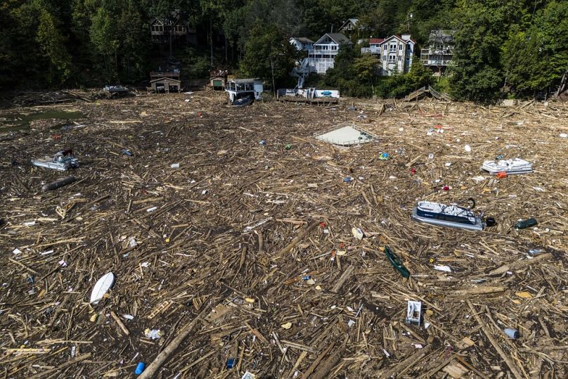 Detriti sparsi sul lago dopo l'uragano Helene, 2 ottobre 2024, Lake Lure, N.C.