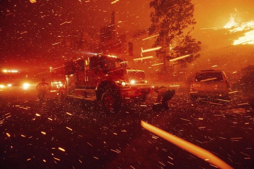 I vigili del fuoco combattono l'incendio Franklin a Malibu, in California, 10 dicembre 2024
