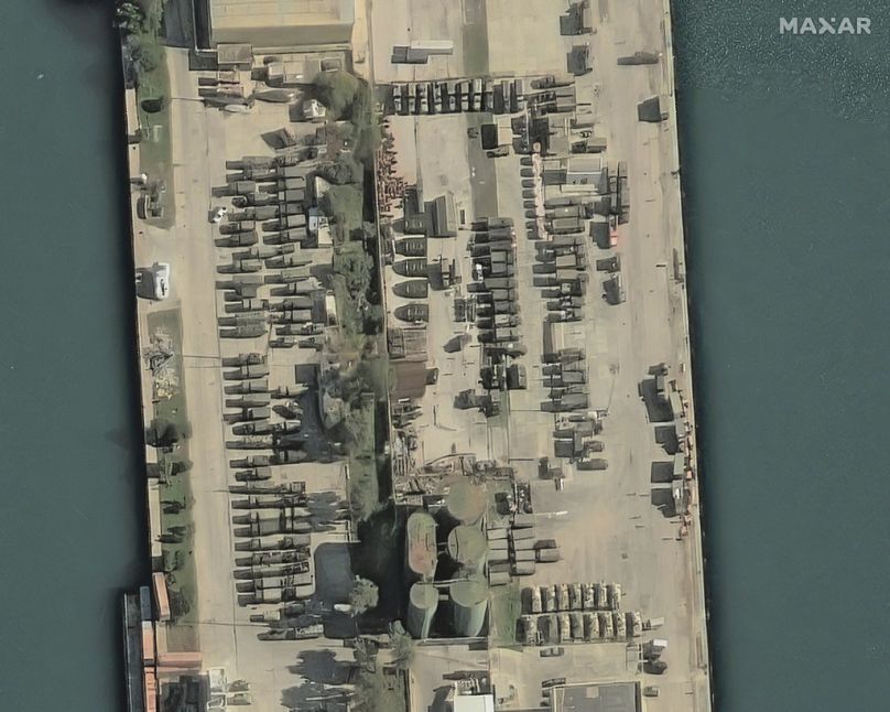 Un'immagine satellitare rilasciata da Maxar Technologies mostra una vista dei veicoli militari russi assemblati nel porto di Tartus, in Siria, 17 dicembre 2024