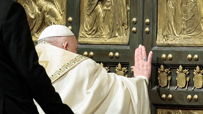 Papa Francesco apre la Porta Santa di San Pietro: inizia l'anno del Giubileo 2025
