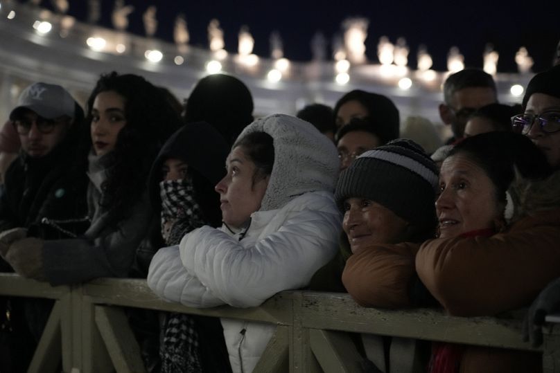 الحجاج ينتظرون بطرس افتتاح الباب المقدس في ساحة القديس بالفاتيكان 24 ديسمبر كانون الأول 2024