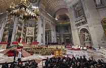 Papa Francesco presiede la Messa della Vigilia nella Basilica di San Pietro in Vaticano, martedì 24 dicembre 2024.