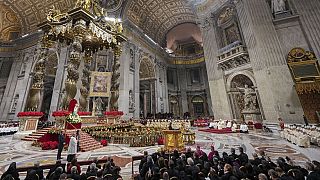 Papa Francesco presiede la Messa della Vigilia nella Basilica di San Pietro in Vaticano, martedì 24 dicembre 2024.