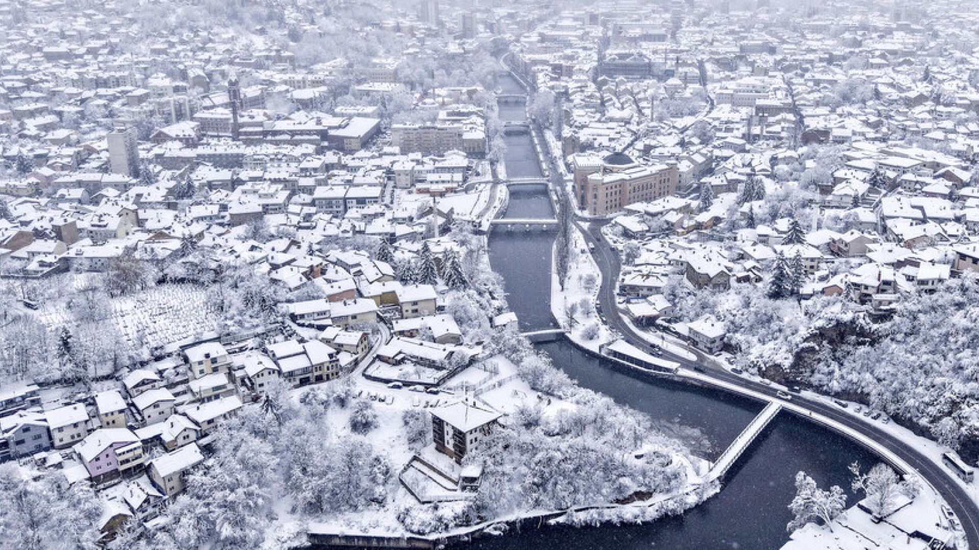 Tens of thousands of homes left without power as heavy snow and winds ...