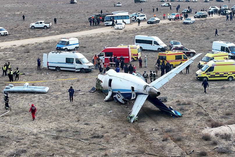 Das Wrack der Azerbaijan Airlines Embraer 190 in der Nähe des Flughafens von Aktau, 25. Dezember 2024