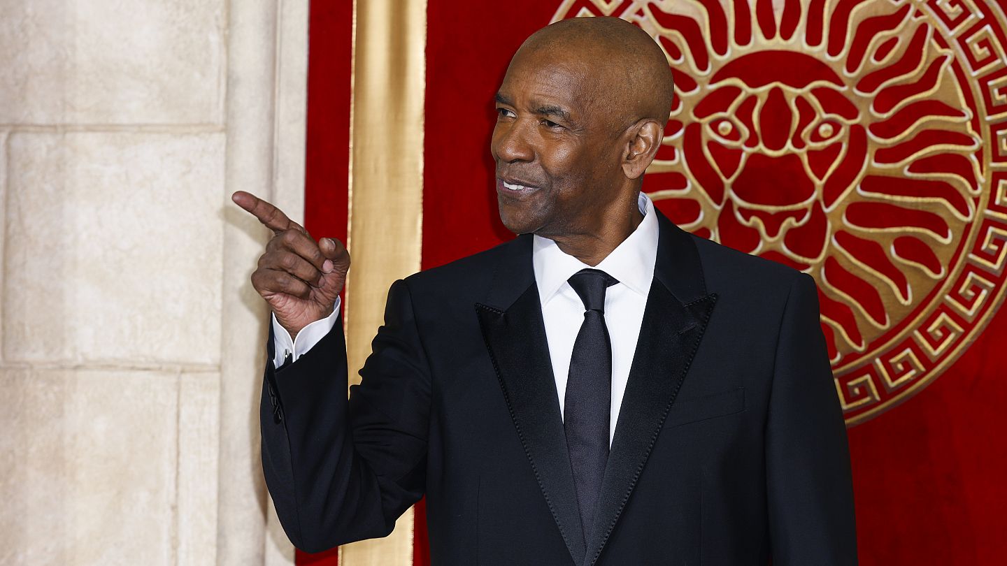 Denzel Washington gets baptized and receives minister's license | Euronews