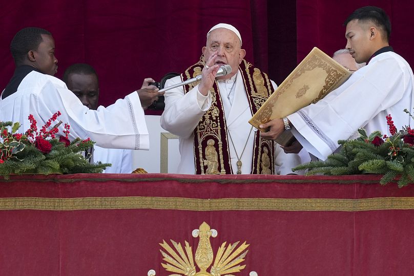 Le pape François prononce la bénédiction Urbi et Orbi le jour de Noël depuis le balcon principal de la basilique Saint-Pierre au Vatican, le mercredi 25 décembre 2024.
