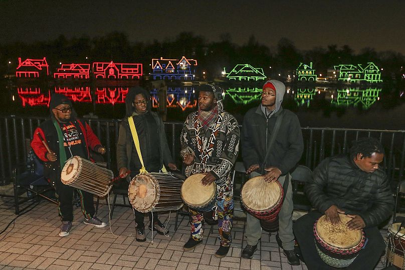 Les tambours africains jouent de la musique après l'illumination de boathouse row en l'honneur de la fête de Kwanzaa - 26 déc. 2018 à Philadelphie