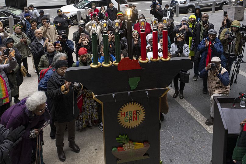 Rassemblement lors de l'allumage du premier kinara le premier jour des célébrations de Kwanzaa dans l'enceinte de l'hôtel de ville de Philadelphie - 26 déc. 2023