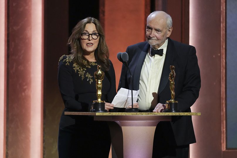 Barbara Broccoli, links, und Michael G. Wilson nehmen den Irving G. Thalberg Memorial Award während der 15. Governors Awards entgegen - 17. November 2024