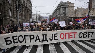 Studenti di Belgrado con lo striscione: "Belgrado è di nuovo il mondo" durante una protesta dopo la caduta di una tettoia che ha ucciso 15 persone a Novi Sad, 25 dicembre 2024