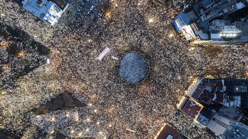 A tiltakozók a belgrádi Slavija téren és a környező utcákban, 2024. december 22-én