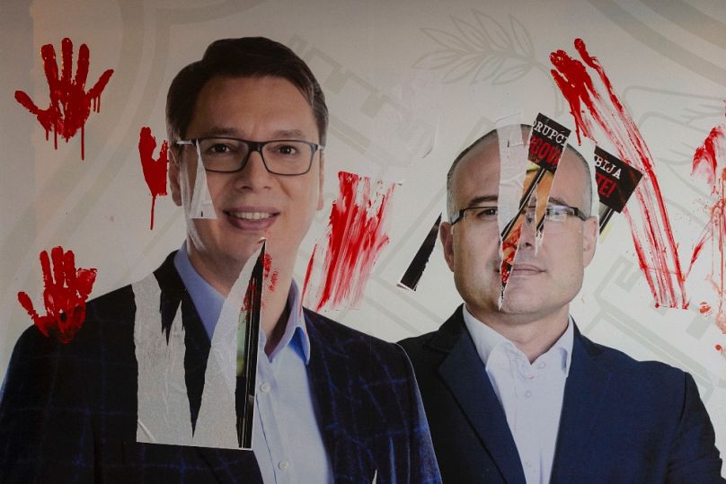 Aleksandar Vučić köztársasági elnök és Miloš Vučević kormányfő vörös festékkel kent fotója Újvidéken, 2024. november 5-én