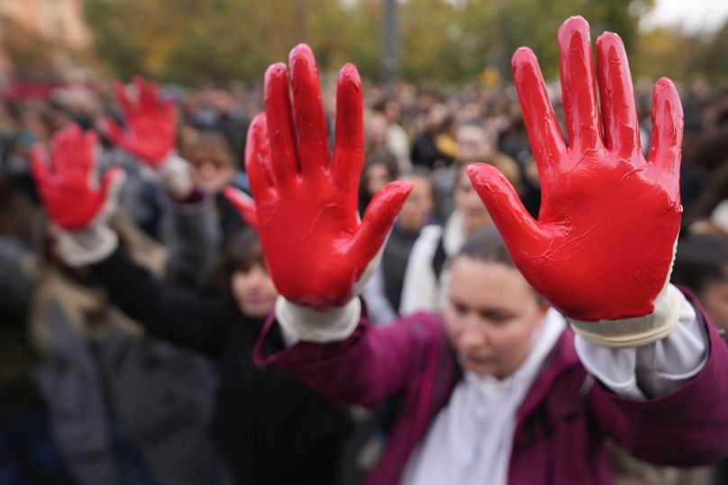 Vérvörösre festett tenyerek egy belgrádi tüntetésen, 2024. november 3-án
