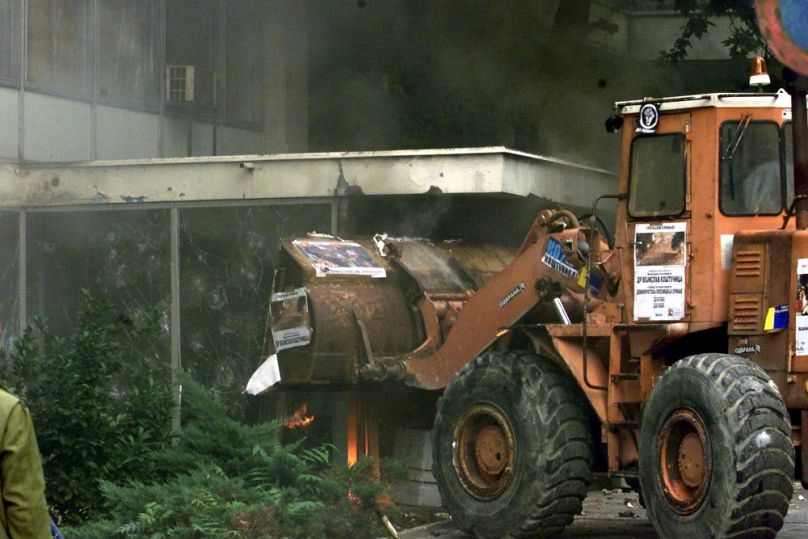 A forradalom jelképe, a buldózer a Szerb Rádió-Televízió székházának bejáratánál, 2000. október 5-én