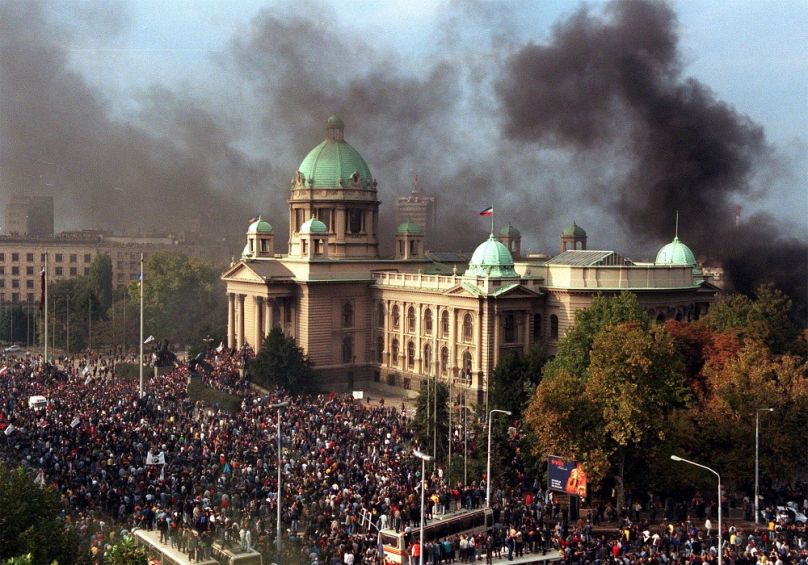 Füst borítja a Jugoszláv Képviselőház épületét, 2000. október 5-én