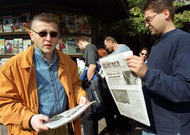 „Szerbia a demokrácia útján” – a Politika címlapja, 2000. október 6-án
